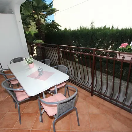 Apartment Lory *