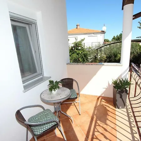 Apartment Lory *